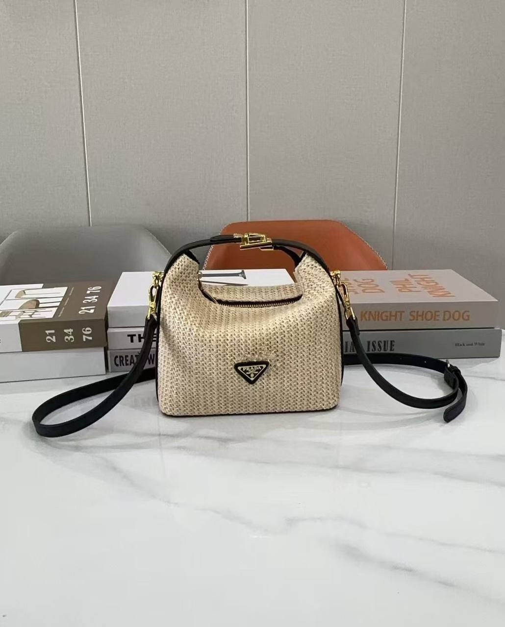 Prada
Best quality
With box’s
🎁🎁🎁
95 dhs🇦🇪
size 22cm
Zain158
♥️♥️♥️