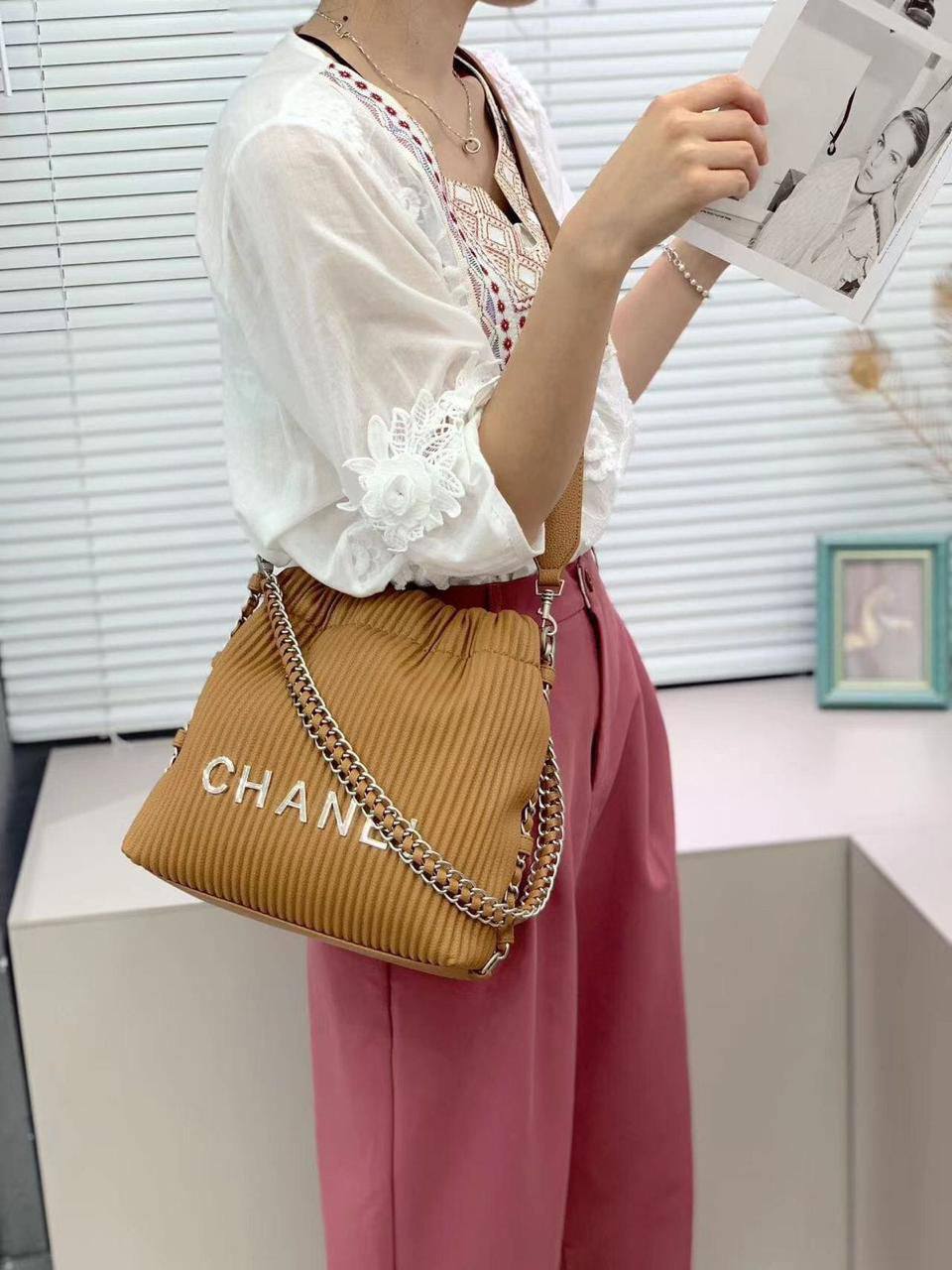 Chanel
100 dhs✅
Zain253
♥️♥️♥️