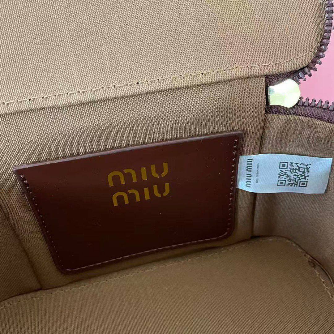 Miu Miu
good Quality bag
With box
🎁🎁🎁
80 dhs✅
Zain104
Zain117
♥️♥️♥️