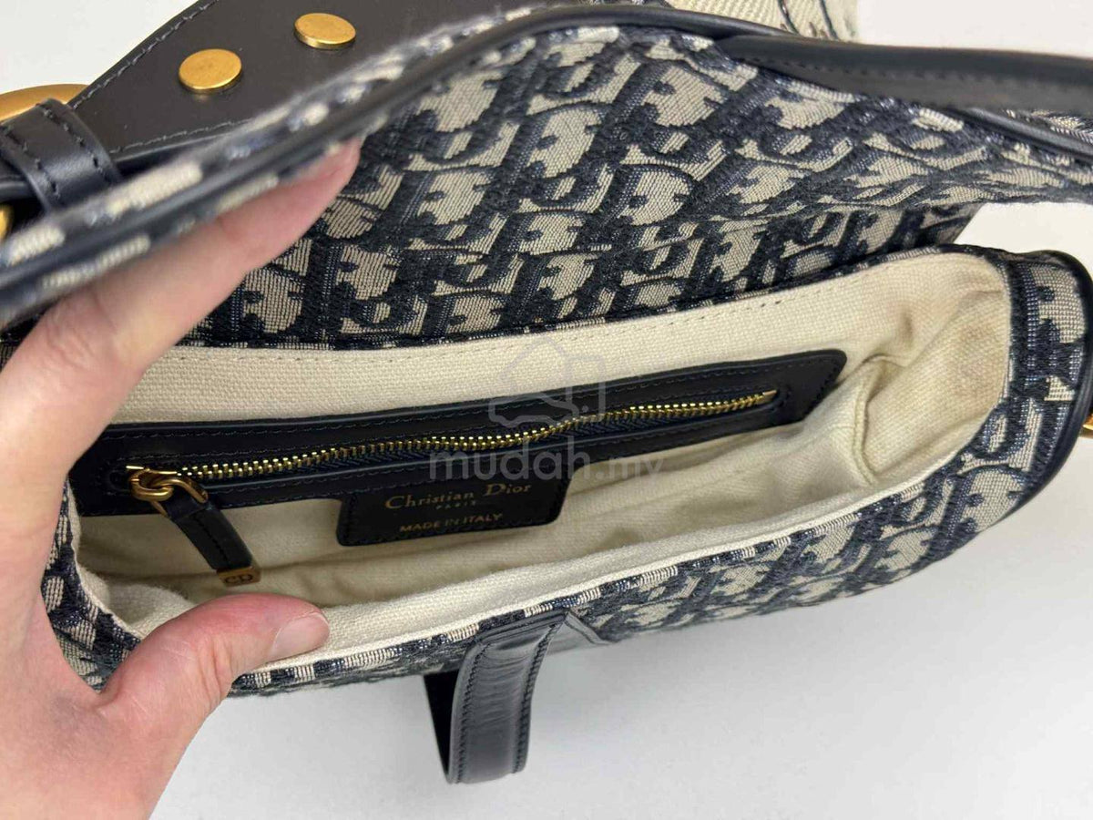 DIOR
NEW CAME
GOOD QUALITY
WITH BOX
110 dhs🇦🇪🇦🇪🇦🇪
Zain295
♥️♥️♥️