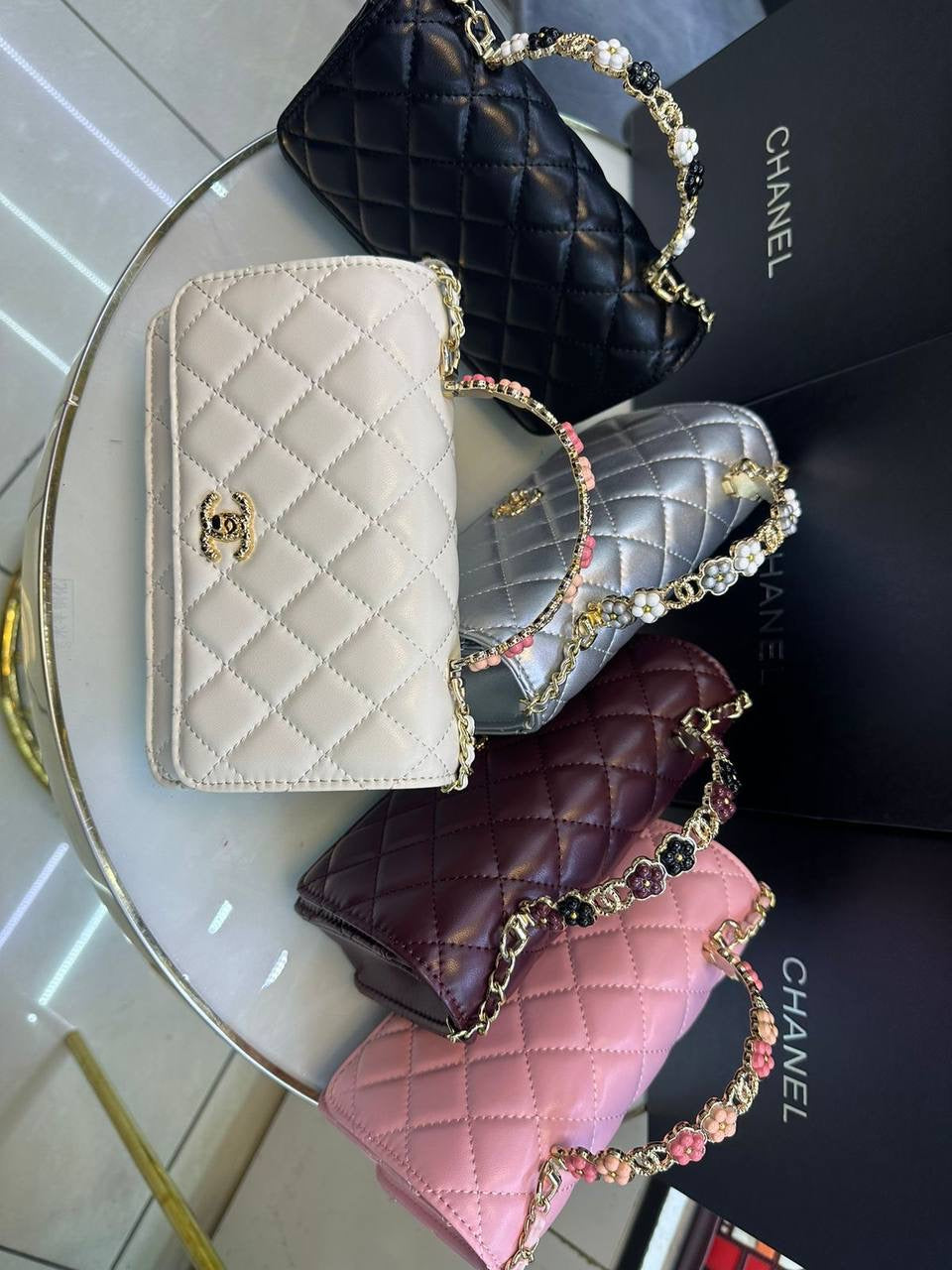 CHANEL

100 dhs🪙💕

with box
🎁🎁🎁

Zain90
♥️♥️♥️