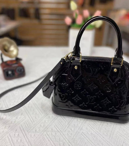 LV

85 dhs🇦🇪

Good quality 
with box
🎁🎁🎁

Zain35
♥️♥️♥️