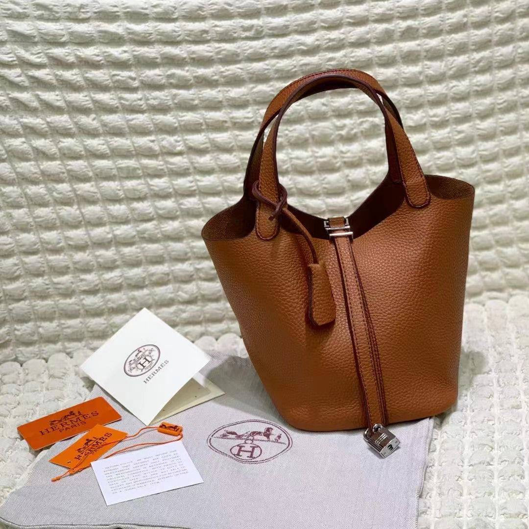 Hermes
SIZE  ……… 20CM 🥰
80 dhs🪙💕

with BOX🌷
🎁🎁🎁

Zain244
♥️♥️♥️