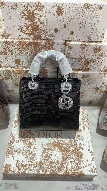 Lady Dior rare materials

Size : 18 * 14 * 7 cm
120 dhs🇦🇪

with box 
🎁🎁🎁

Zain115
♥️♥️♥️