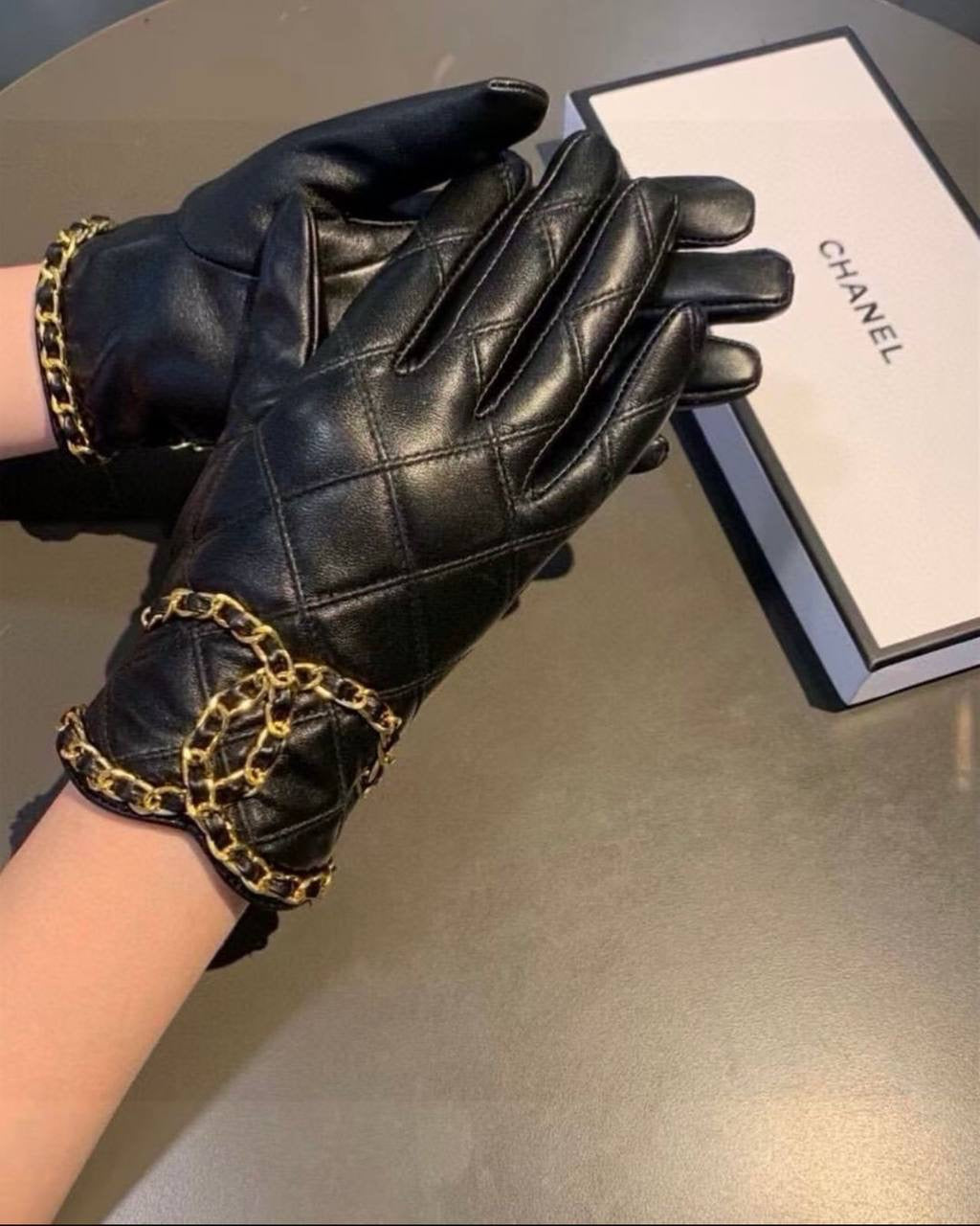 Women Gloves 
Free size 
80 dhs🪙

Zain88
♥️♥️♥️