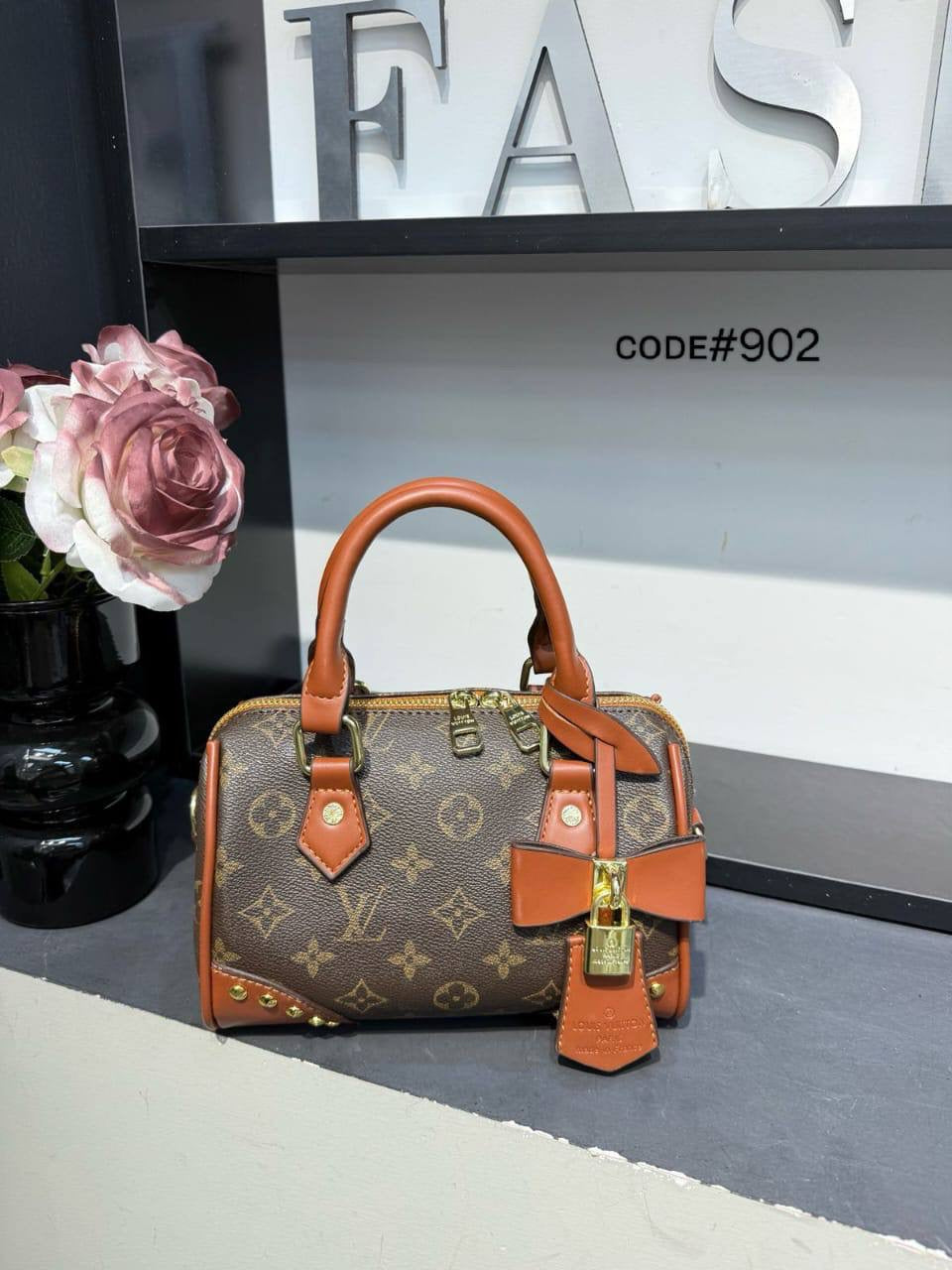 LV
sᴘᴇᴇᴅʏ ʙᴀɴᴅᴏᴜʟɪᴇʀᴇ
ᴍᴏɴᴏɢʀᴀᴍ ʟᴇᴀᴛʜᴇʀ
ᴡɪᴛʜ ᴍᴜʀᴀᴋᴀᴍɪ ᴄʜᴀɪɴ
ɪᴛ ʜᴀs ʟᴏɴɢ ʙᴇʟᴛ sᴛʀᴀᴘ
sɪᴢᴇ : 21 x 15 x 12 cm
ᴡɪᴛʜ BOX
🎁🎁🎁

75 dhs🪙💕

Zain31
♥️♥️♥️