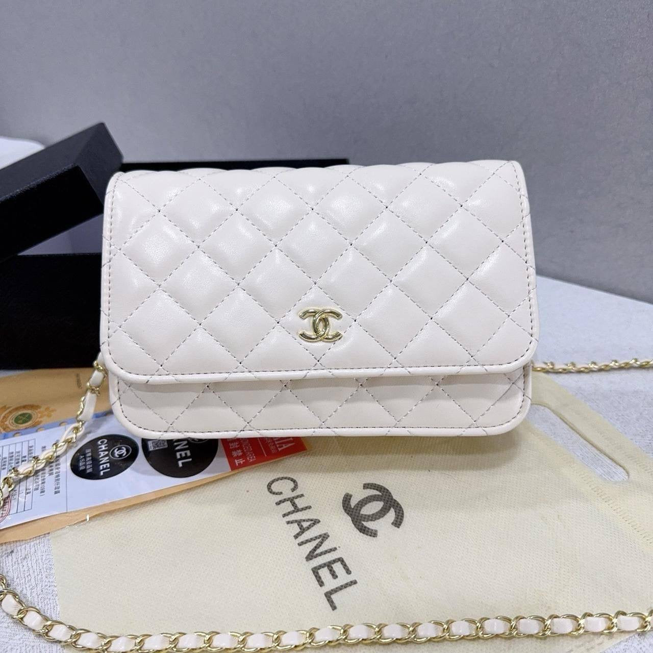 Chanel

21*14*7cm

60 dhs🇦🇪

Zain17
♥️♥️♥️