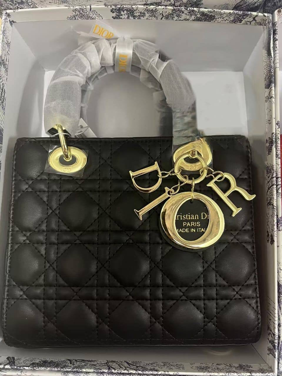 Dior 
Lady dior Medium
Size: 20cm
With box 
🎁🎁🎁

115 dhs🪙💕

Zain50
♥️♥️♥️