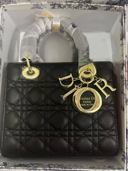 Dior 
Lady dior Medium
Size: 20cm
With box 
🎁🎁🎁

115 dhs🪙💕

Zain50
♥️♥️♥️