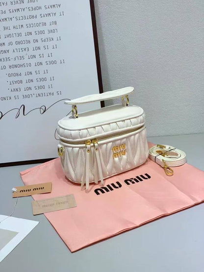 Miu Miu
size : 18 * 12 * 7 cm
80 dhs🪙
with box 🎁

Zain115
♥️♥️♥️