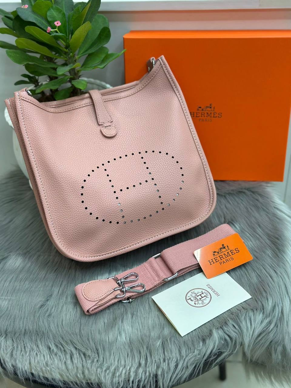 HERMES

SIZE……….  30  CM

110 dhs🇦🇪

with BOX
🎁🎁🎁

Zain244
♥️♥️♥️
