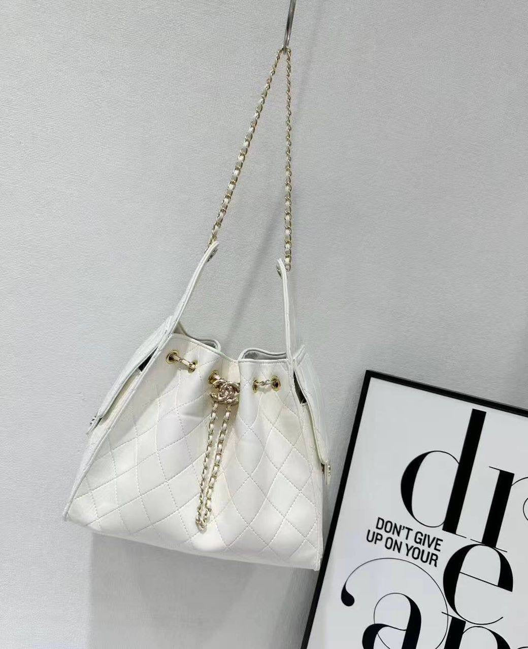 Chanel 
130 dhs🇦🇪
size 28×13×35cm

Zain42
♥️♥️♥️