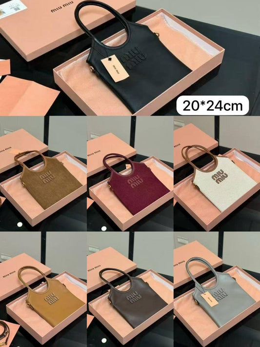 Miumiu small
Size : 20 * 24 cm

75 dhs🪙💕

with box 🎁

Zain115
♥️♥️♥️