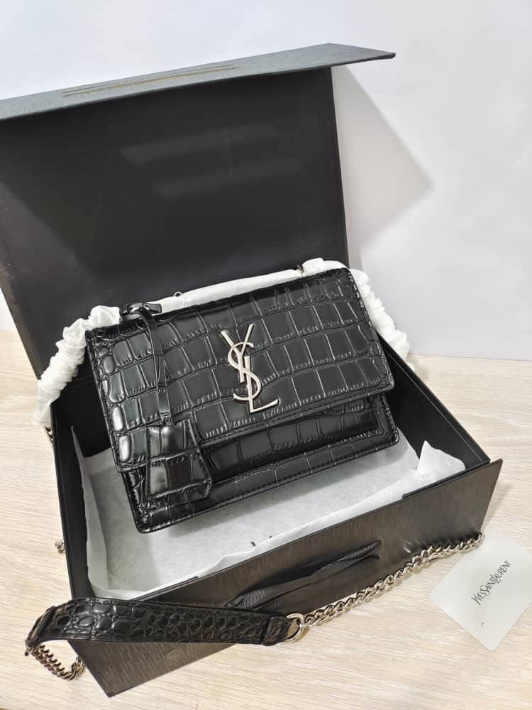 YSL
105 dhs🇦🇪

with box
🎁🎁🎁

size 25cm
High quality

Zain26
♥️♥️♥️