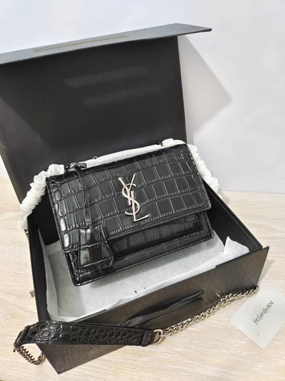 YSL
105 dhs🇦🇪

with box
🎁🎁🎁

size 25cm
High quality

Zain26
♥️♥️♥️