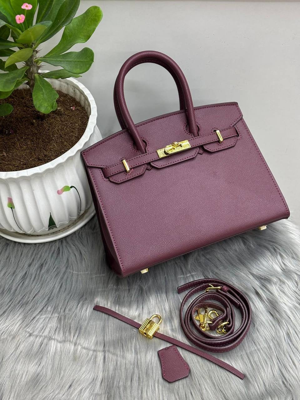 Hermes 
SIZE  ……… 25 cm
105 dhs🇦🇪

Zain51
♥️♥️♥️