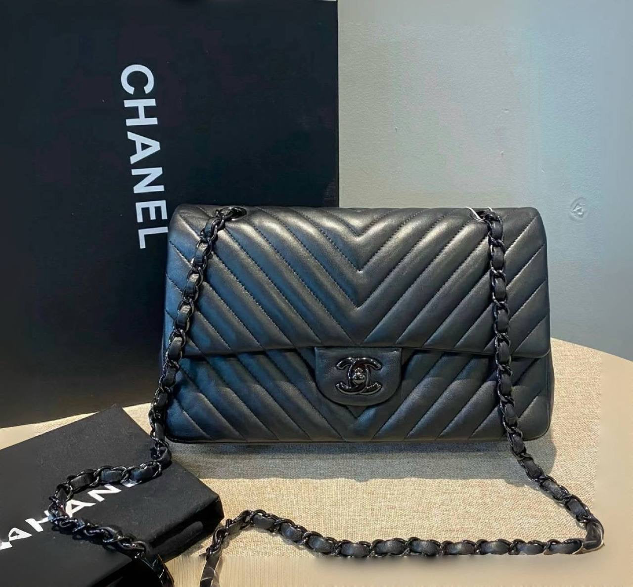 CHANEL

 COPY ONE 

NEW CAME WITH DOUBLE BOX 
🎁🎁🎁

250 dhs🪙💕
leather 

Zain39
♥️♥️♥️