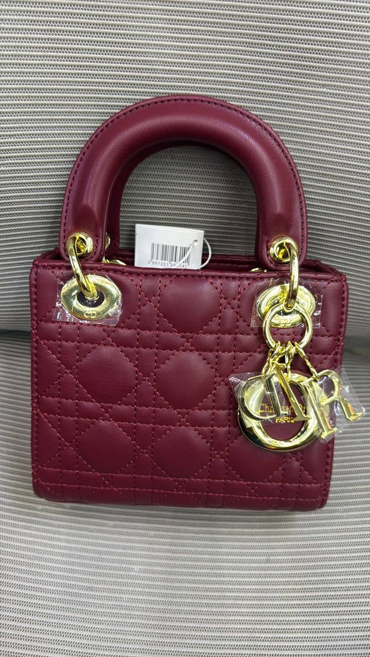 Dior

18cm

95 dhs🪙💕

with box
🎁🎁🎁

Zain16
♥️♥️♥️