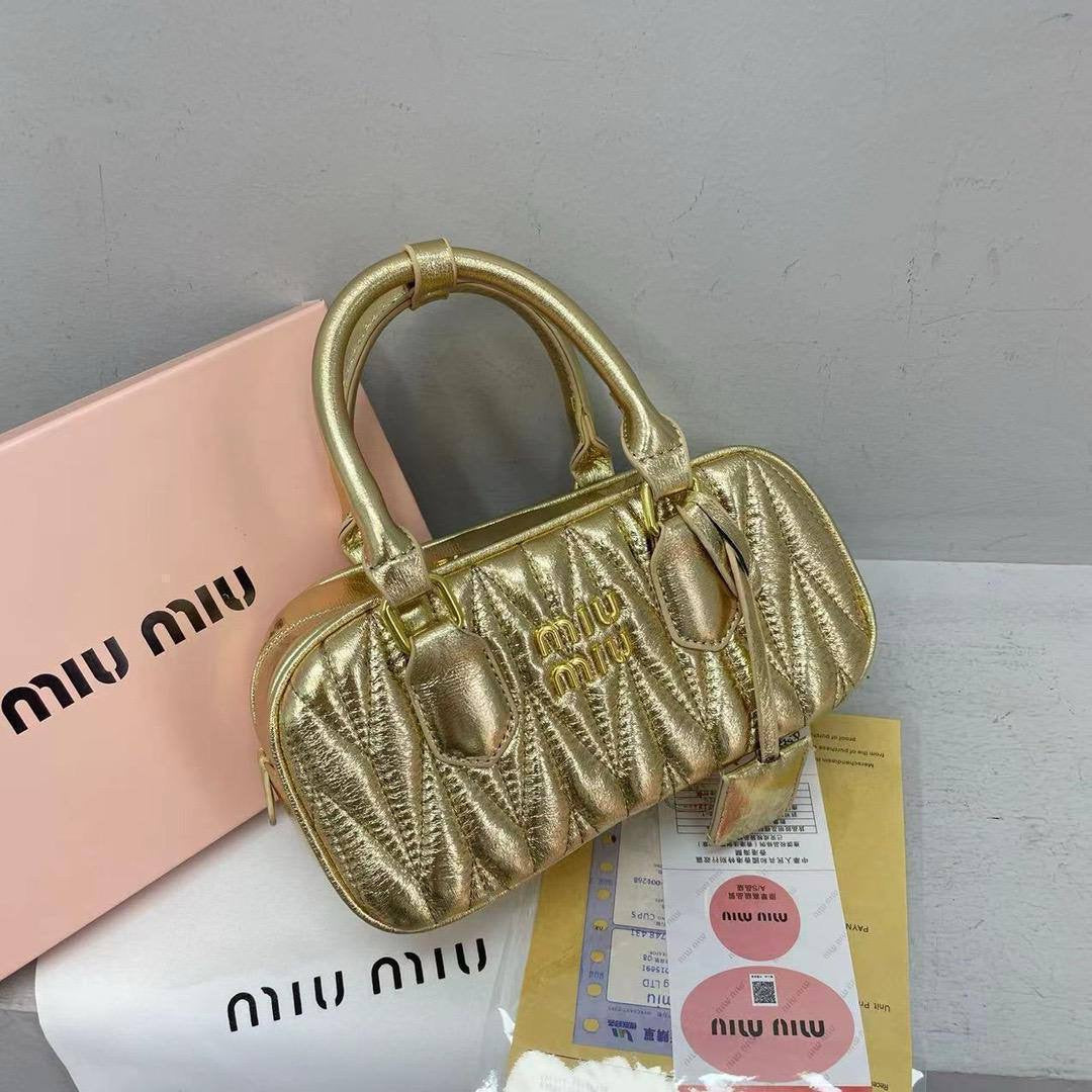Miu Miu

23*12*9Cm

With box 
🎁🎁🎁

75 dhs🪙

Zain17
♥️♥️♥️