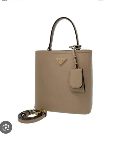 Prada

with box
🎁🎁🎁

105 dhs🇦🇪

Zain143
♥️♥️♥️