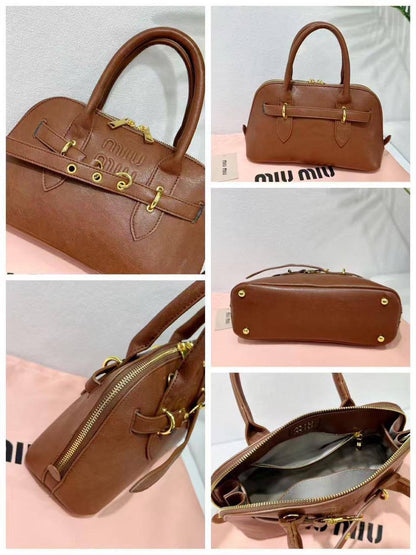 Miu Miu
28*16.5*10 cm
90 dhs🇦🇪

Zain17
♥️♥️♥️