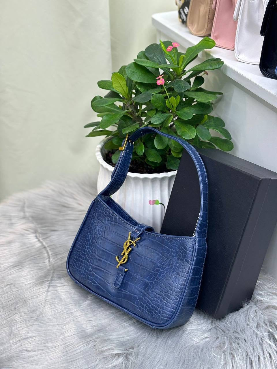 YSL 

SIZE  ………  25 CM 

95 dhs🇦🇪

with BOX
🎁🎁🎁

Zain244
♥️♥️♥️