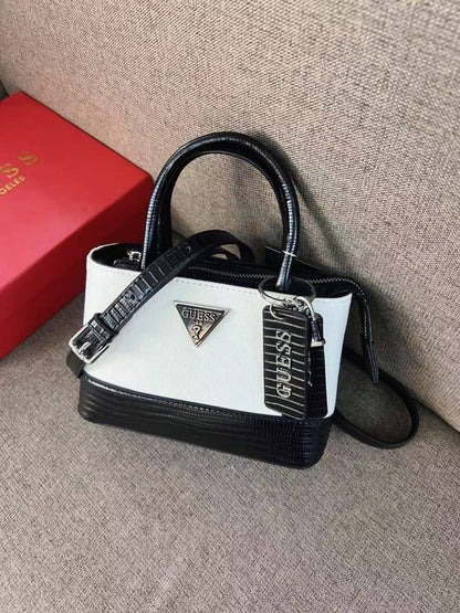 Prada
95 dhs🇦🇪

with box
🎁🎁🎁

size 20cm

Zain26
♥️♥️♥️