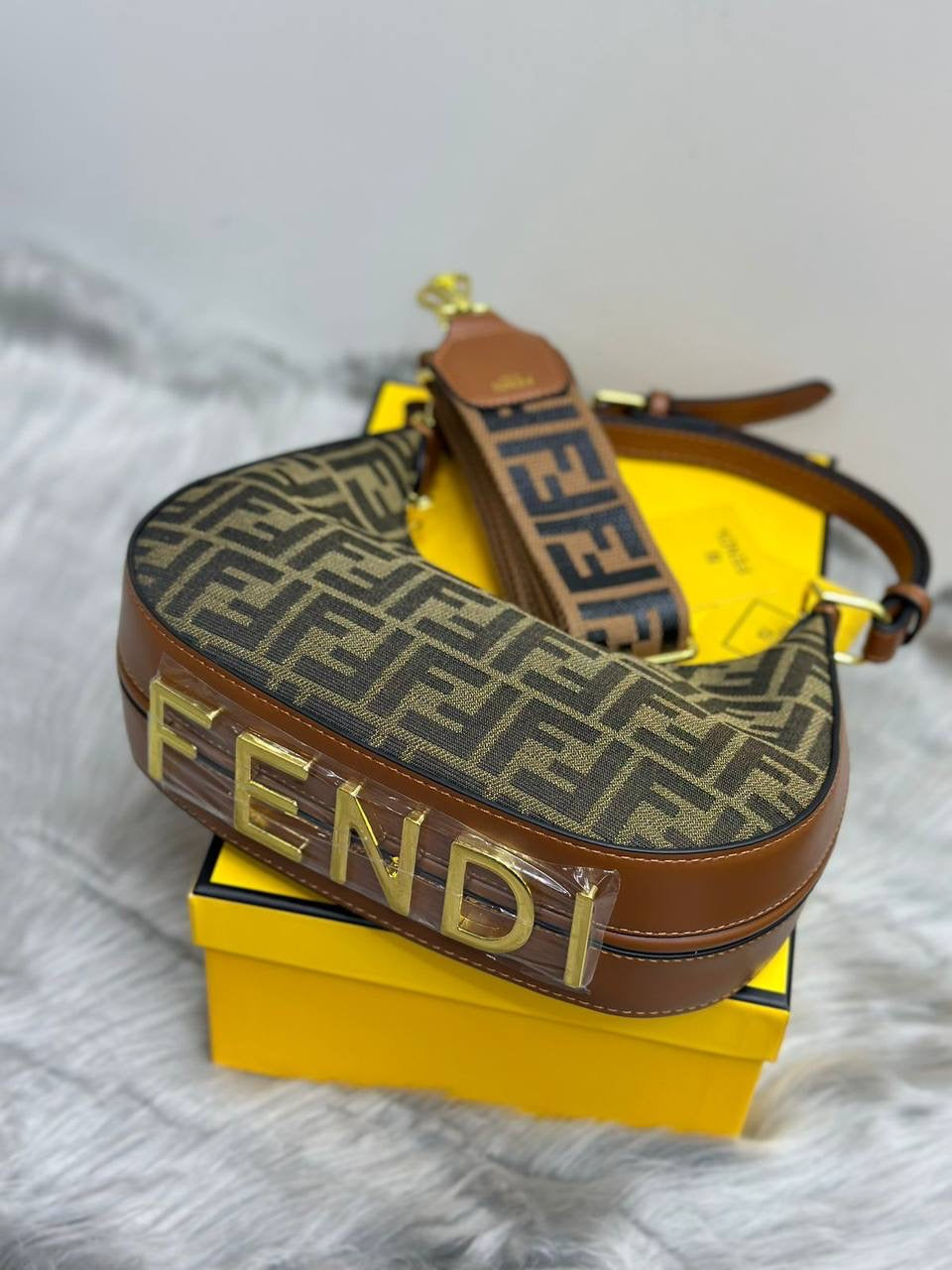FENDI
SIZE……….24CM
105 dhs🇦🇪

With box
🎁🎁🎁

Zain244
♥️♥️♥️