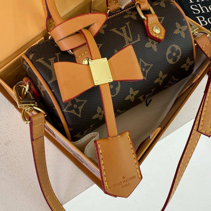 LV

80 dhs🇦🇪

with box
🎁🎁🎁

size 16×9×10cm

Zain42
♥️♥️♥️