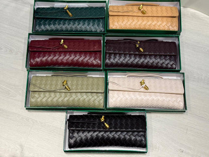 BOTTEGA

SIZE: 31*4*13cm
100 dhs🇦🇪

with box
🎁🎁🎁

Zain254
♥️♥️♥️