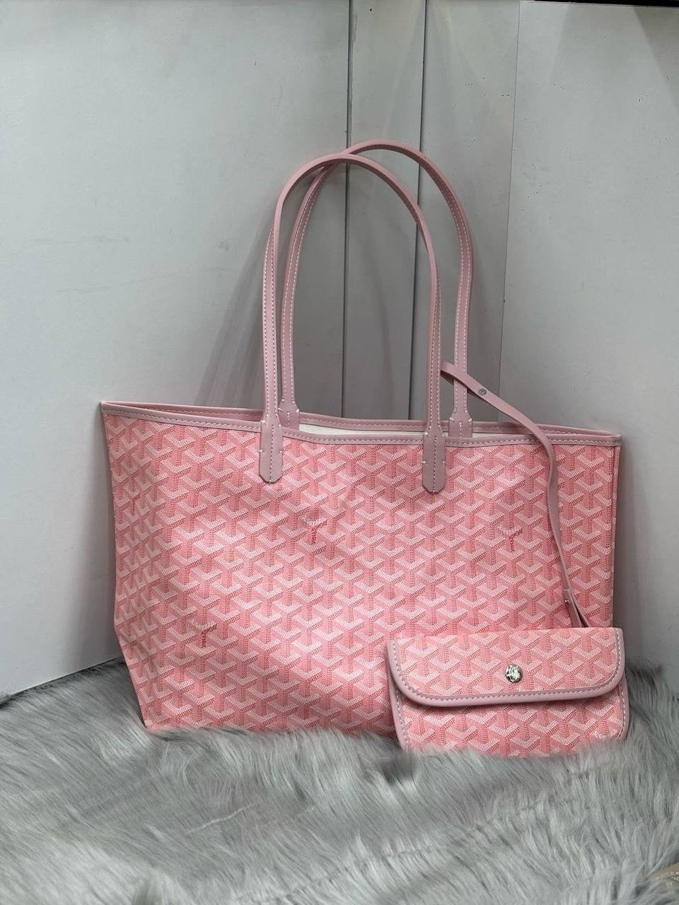 Goyard
SIZE  ……… 50 cm 🌷🌷🌷
90 dhs🇦🇪

Zain51
♥️♥️♥️
