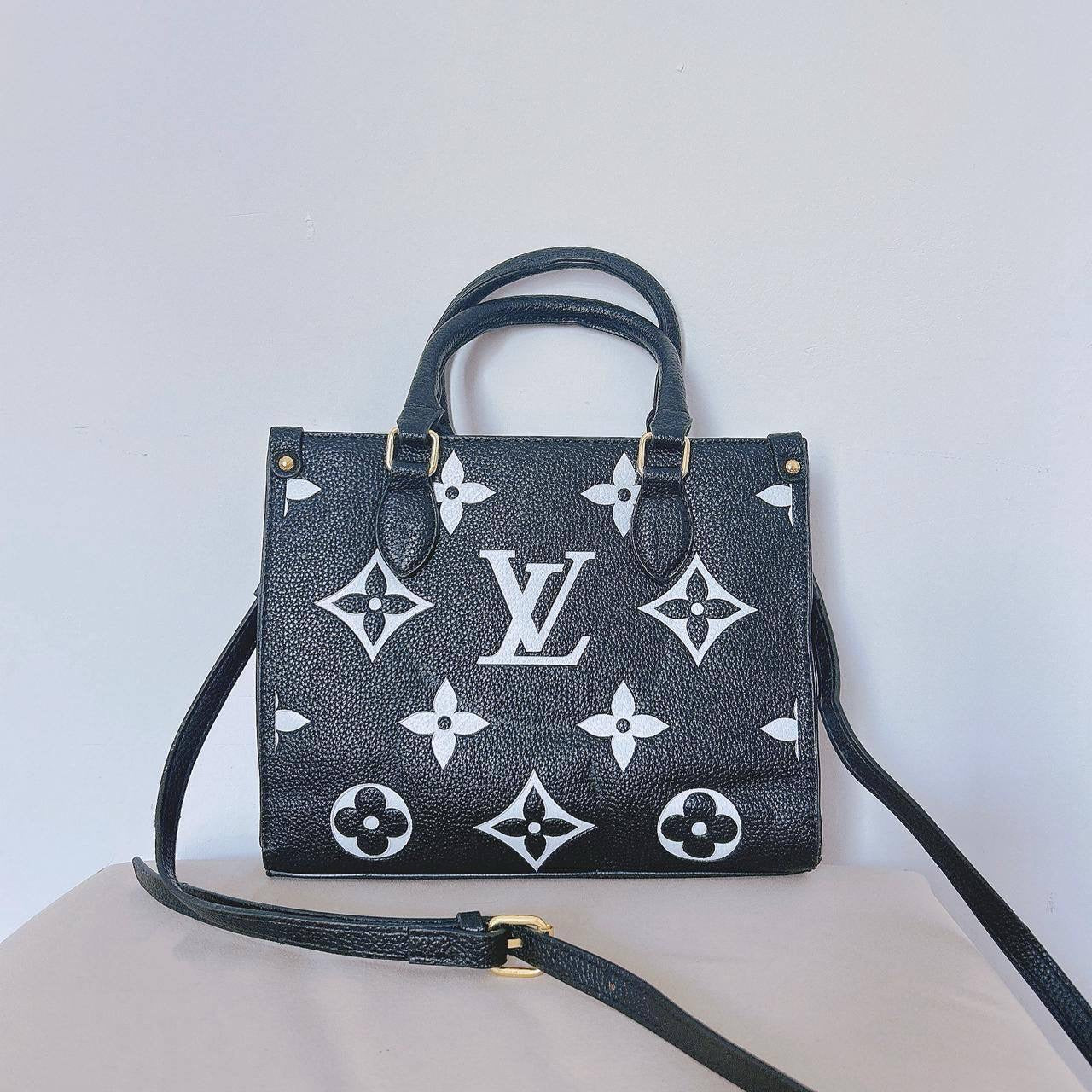 LV
25*20*10 cm
75 dhs🇦🇪

Zain17
♥️♥️♥️