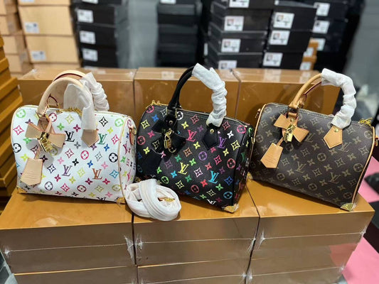 LV
good quality, 
comes 

with box, 
🎁🎁🎁
size 26 * 22 cm 
100 dhs🇦🇪

Zain12
♥️♥️♥️