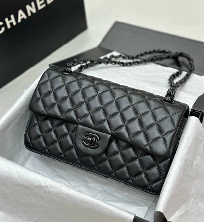 CHANEL

 COPY ONE 

NEW CAME WITH DOUBLE BOX 
🎁🎁🎁

250 dhs🪙💕
leather 

Zain39
♥️♥️♥️