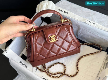 Chanel
Best quality 
with box’s 
🎁🎁🎁

120 dhs🇦🇪
size 20 cm

Zain158
♥️♥️♥️