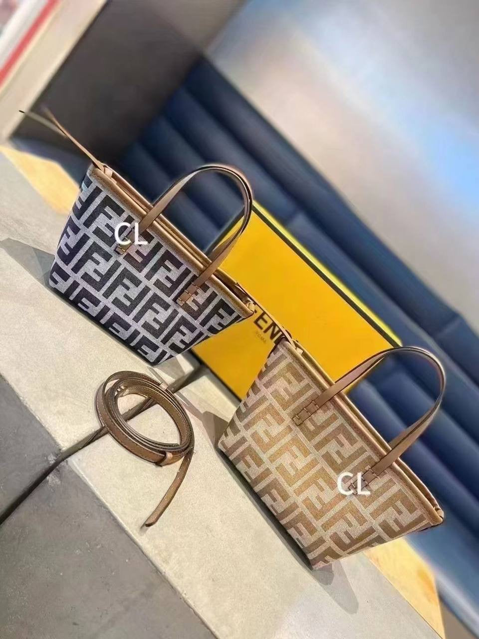 Fendi
Best quality 

with box’s 
🎁🎁🎁

85 dhs🇦🇪

size 26 cm

Zain158
♥️♥️♥️
