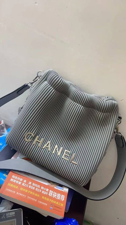 Chanel

with box
🎁🎁🎁

105 dhs🇦🇪

Zain143
♥️♥️♥️