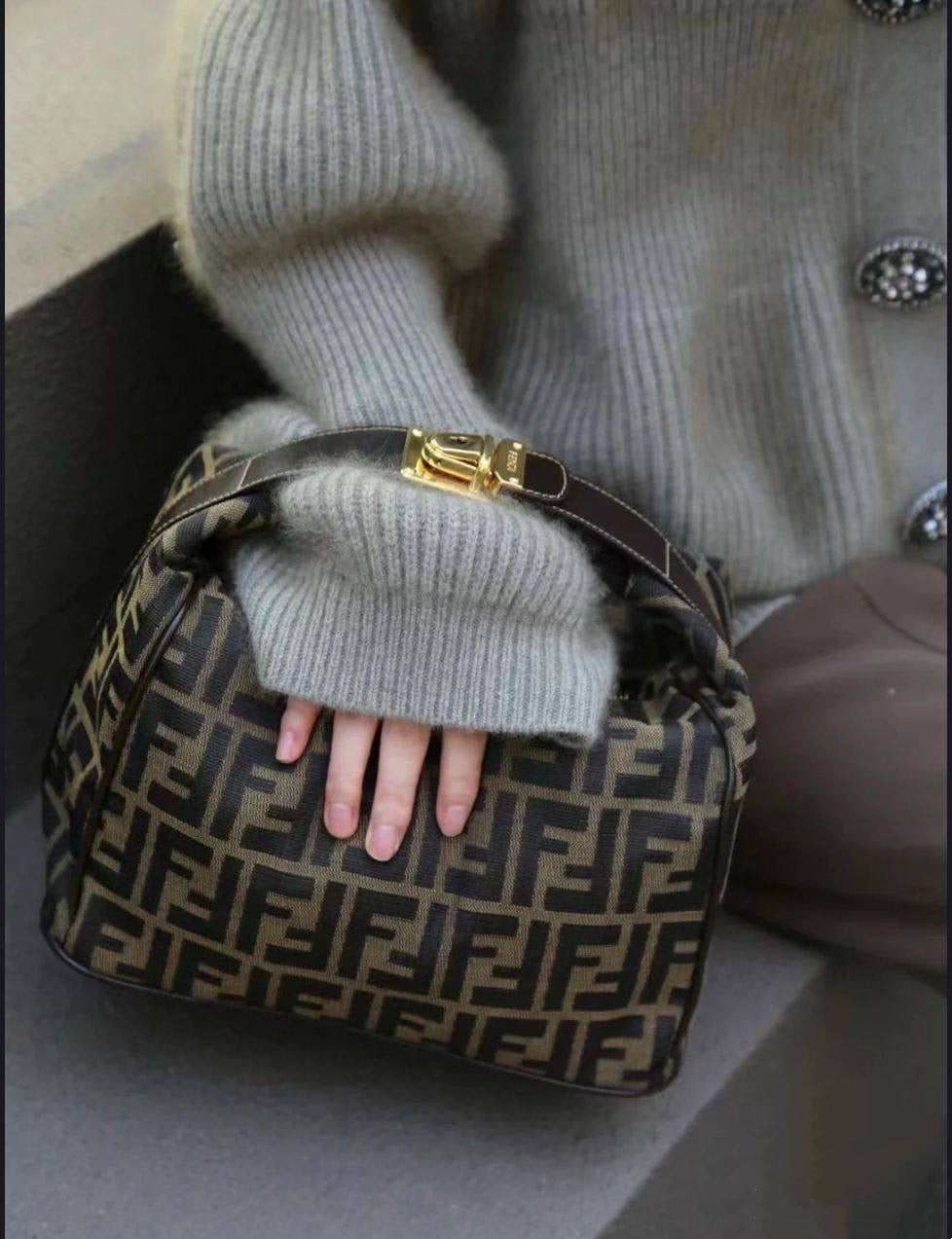 FENDI

 NEW CAME GOOD QUALITY 
WITH BOX 
🎁🎁🎁

90 dhs🇦🇪

Zain39
♥️♥️♥️