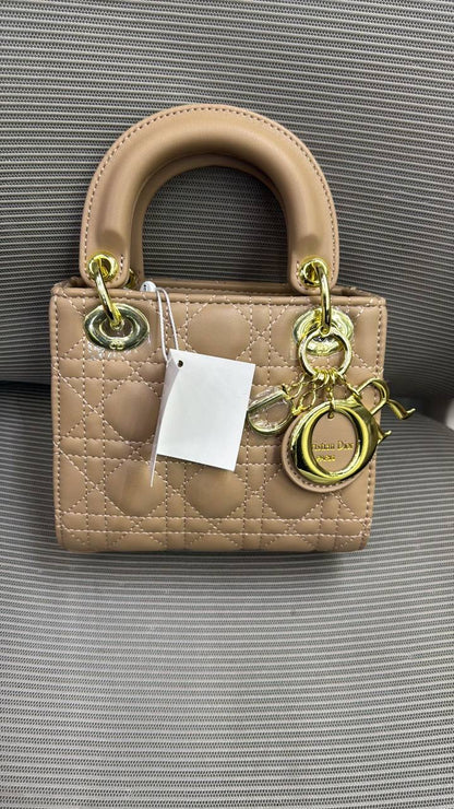 Dior

18cm

95 dhs🪙💕

with box
🎁🎁🎁

Zain16
♥️♥️♥️