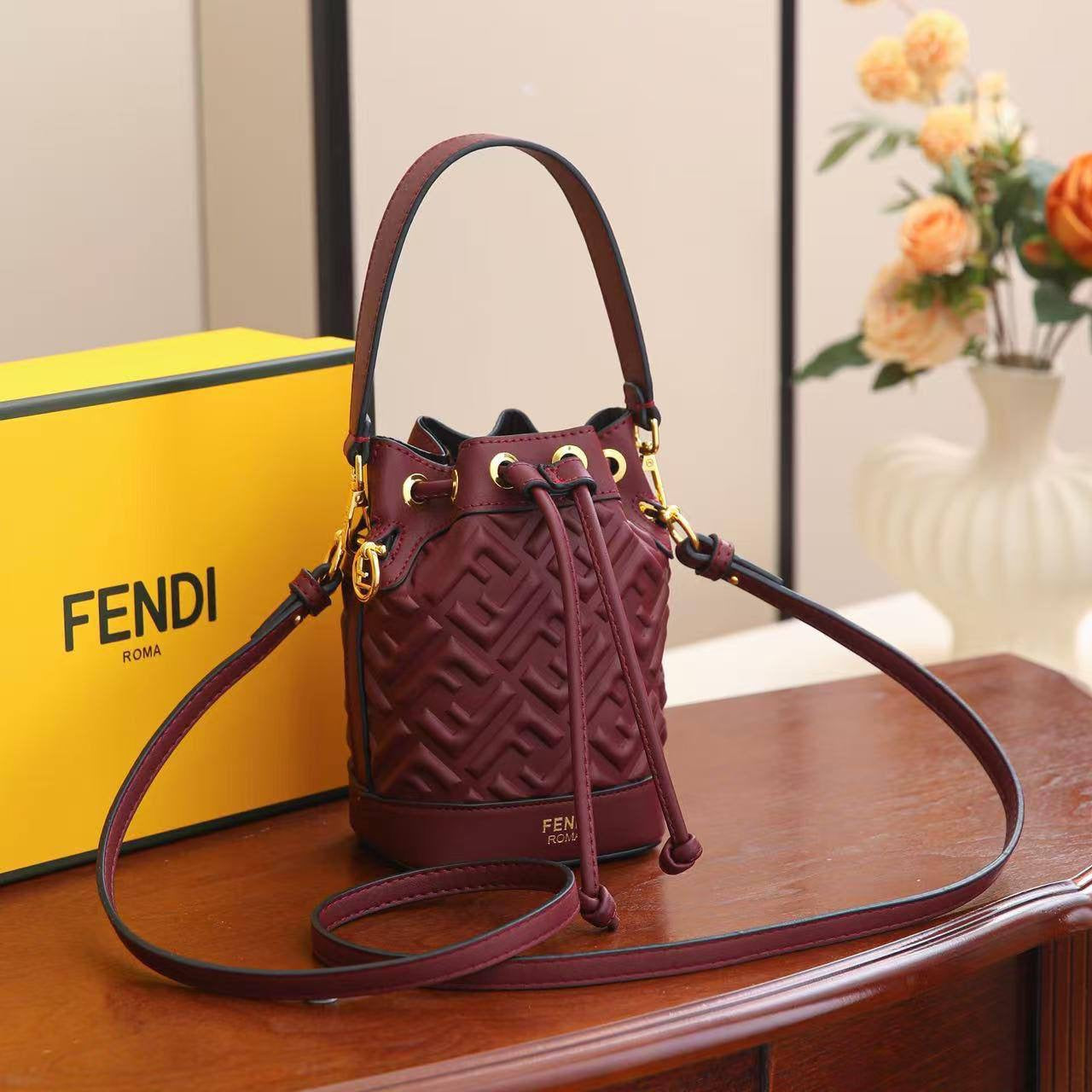 Fendi Mon Tresor
size : 19 * 14 * 10 cm
90 dhs🇦🇪
with box 🎁

Zain115
♥️♥️♥️
