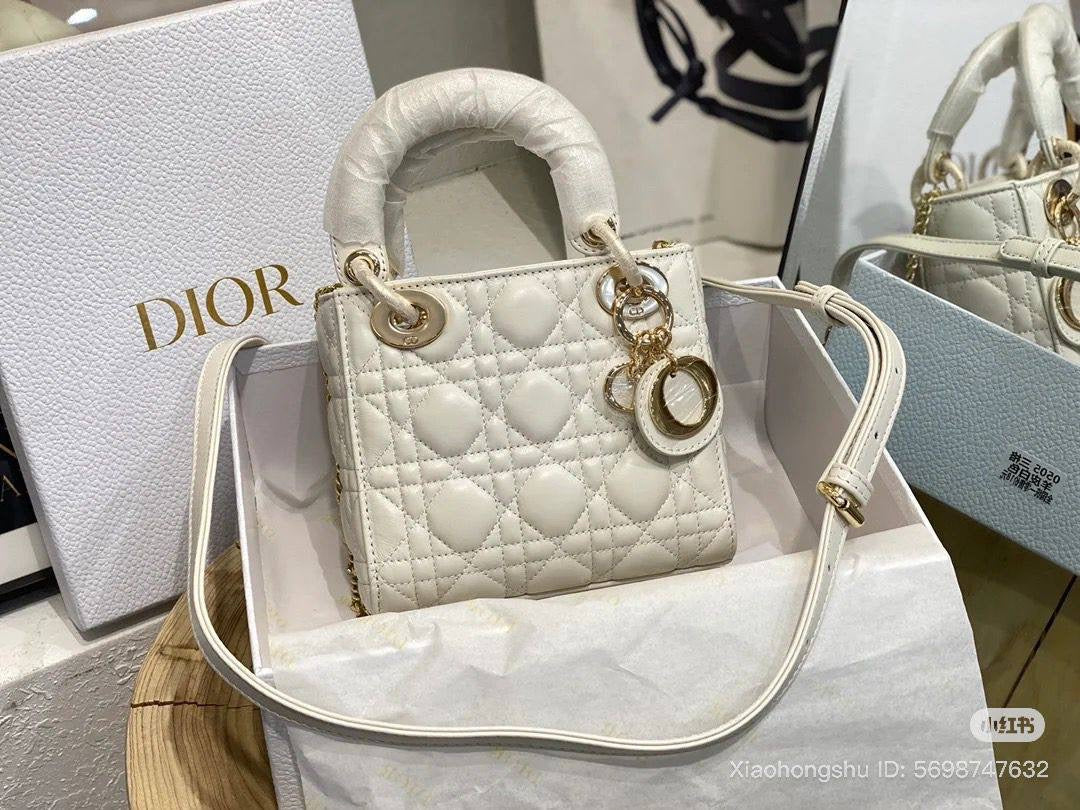 DIOR

SUPER MASTER QUALITY🫶
WITH FULL PACKAGING 🎁
17CM

For Price 👇 WTSP Text Zain 0568585901

Zain255
♥️♥️♥️