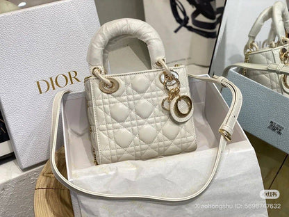 DIOR

SUPER MASTER QUALITY🫶
WITH FULL PACKAGING 🎁
17CM

For Price 👇 WTSP Text Zain 0568585901

Zain255
♥️♥️♥️
