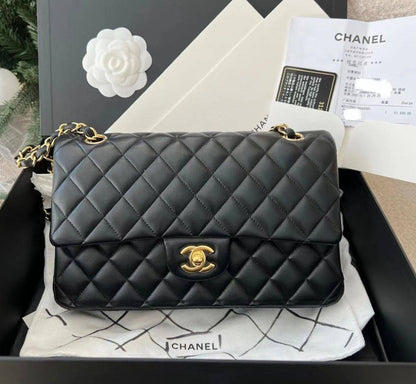 CHANEL

 COPY ONE 

NEW CAME WITH DOUBLE BOX 
🎁🎁🎁

250 dhs🪙💕
leather 

Zain39
♥️♥️♥️
