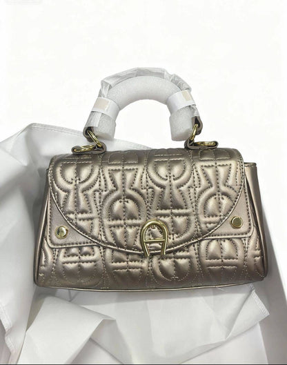 Aigner

100 dhs🇦🇪

size：24cm

Good quality 

with box
🎁🎁🎁

Zain35
♥️♥️♥️
