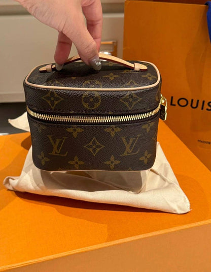 LV
25*18cm 100 dhs🇦🇪
20*13cm 95 dhs🇦🇪
16*10cm 90 dhs🇦🇪

Zain93
♥️♥️♥️