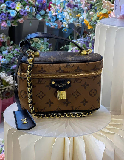 LV 
19cm
90 dhs🇦🇪 

with Box
🎁🎁🎁

Zain254
♥️♥️♥️