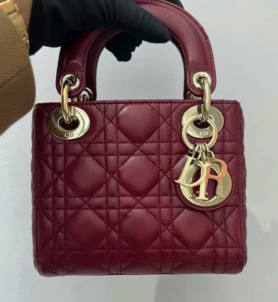Dior 
Lady dior mini
Size: 17cm

With box 
🎁🎁🎁

105 dhs🪙💕

Zain50
♥️♥️♥️