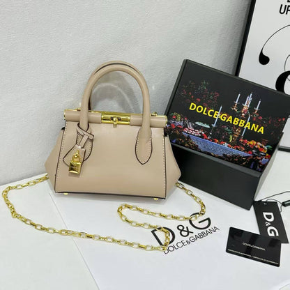 D&G 

120 dhs🇦🇪

With box 
🎁🎁🎁

Size 21cm

Zain161
♥️♥️♥️