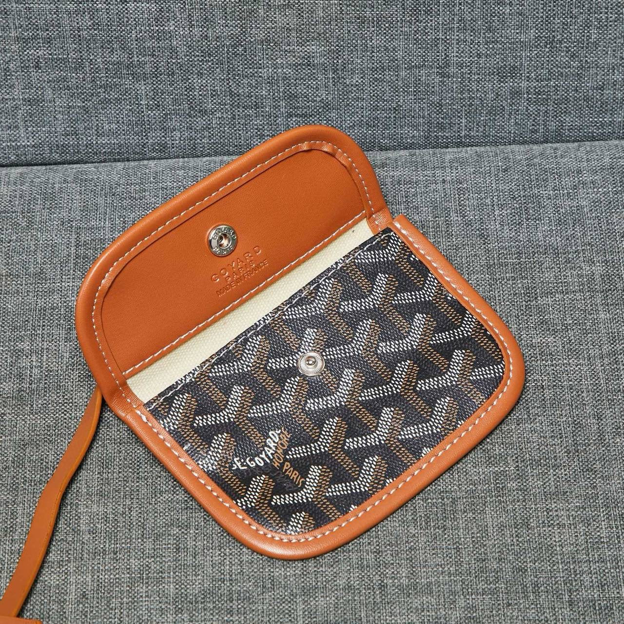 GOYARD 
NEW CAME 
HIGH QUALITY SMALL SIZE 
Use on both sides 
WITH BOX 
🎁🎁🎁

90 dhs🪙💕

Zain39
♥️♥️♥️