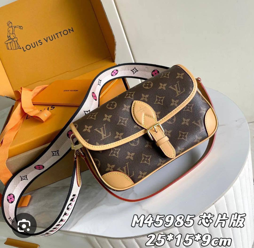 LV 
small 
270 dhs🇦🇪
Big 
320 dhs🇦🇪

Zain228
♥️♥️♥️